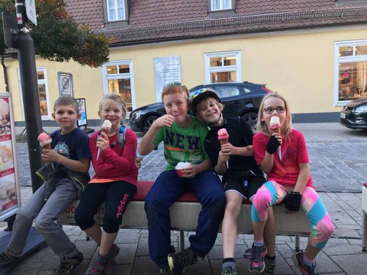 Fröhliches Eisessen beim Fahrradkurs für Kinder