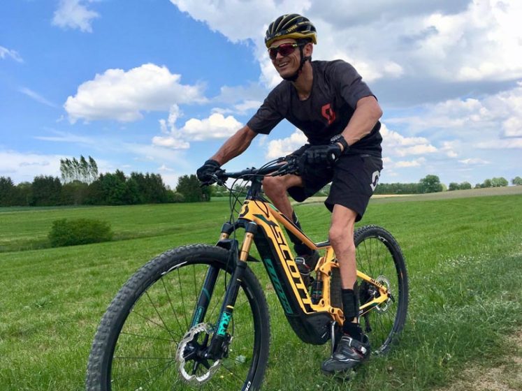 Paralympics-Champion Michael Teuber fährt ein E-Mountainbike