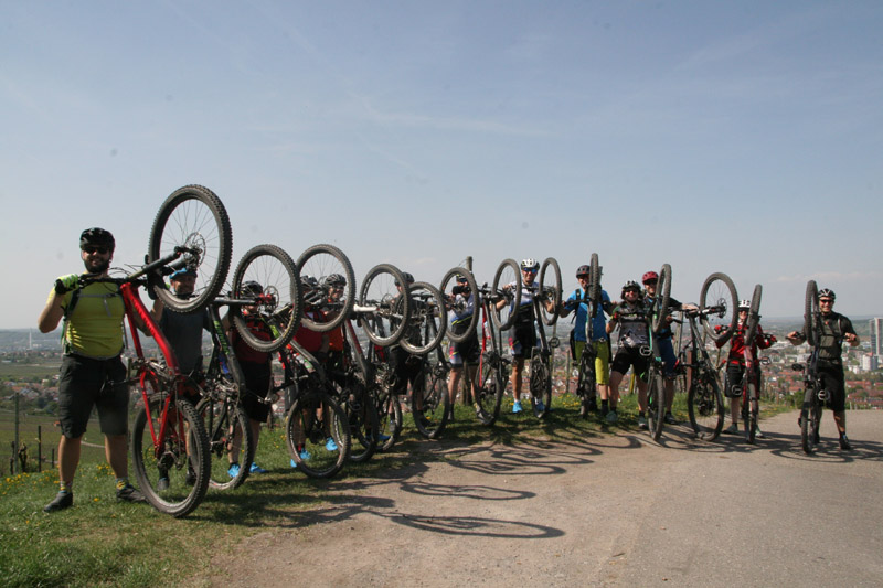 Gruppenbild von Radfahrern in den Weinbergen - Flats oder Klicks, was ist das richtige für sie?