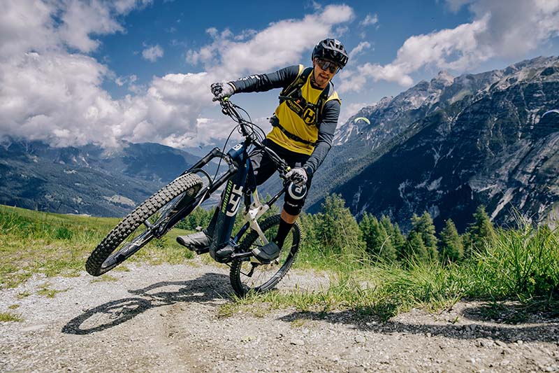 Guido Tschugg fährt mit seinem Husqvarna E-Mountainbike