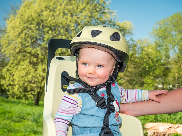 Kleinkind im Fahrrad-Kindersitz