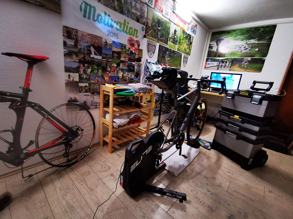 Paincave mit aufgebautem Elite-Trainer und Rennrad und PC mit Zwift-Software - Indoor Cycling leicht gemacht!