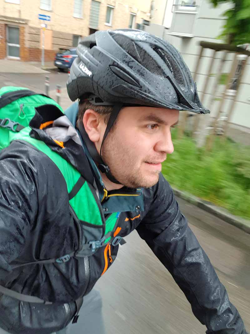 Radfahren im Regen mit dem E-Bike zur Arbeit
