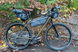 Das komplette Gravelbike mit Bikepacking-Taschen von PRO Discovery
