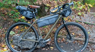 Das komplette Gravelbike mit Bikepacking-Taschen von PRO Discovery