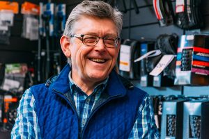 Hans-Michael Holczer lächelnd in seinem Fahrradladen