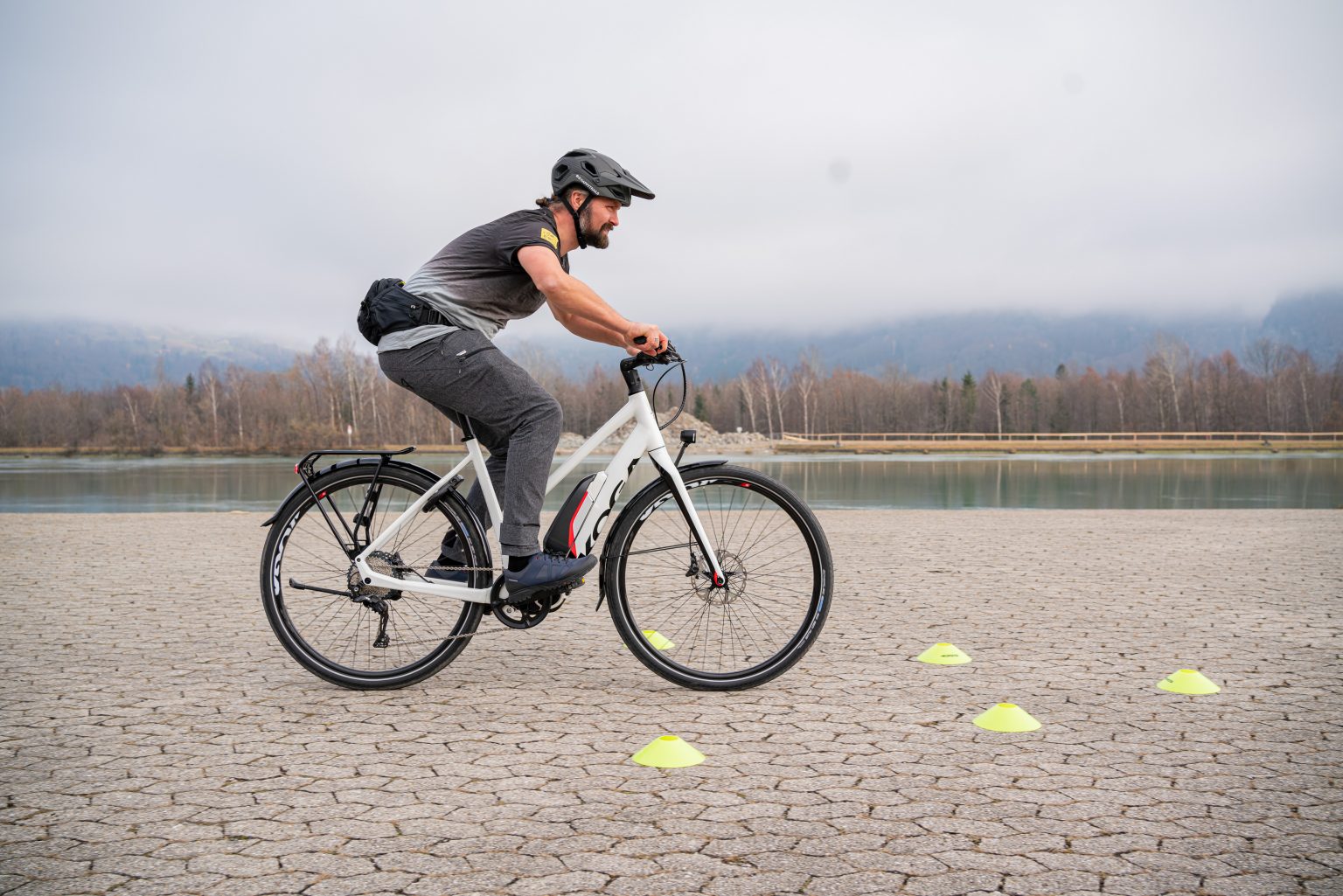 bei fahrrad dahren über lenker beugen