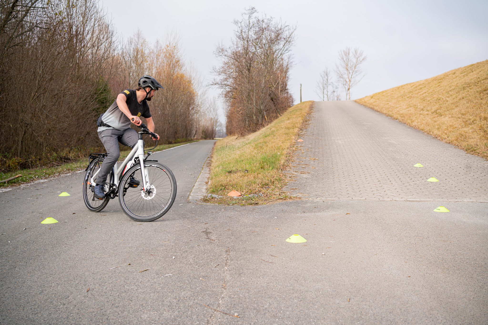 dürfen auf dem gestrichelten fahrrad sicher autofahren