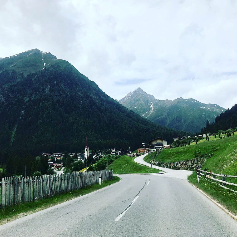 Straße und Berge - Alpen