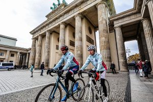 Guido Kunze mit Sohn - Brandenburger Tor - Tour durch Deutschland