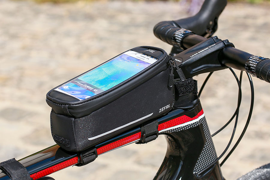Smartphonetasche, um Fahrradzubehör zu verstauen