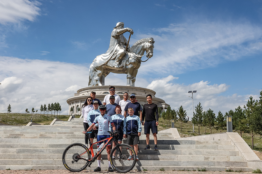 Dschingis Khan Statue in Ulaanbaatar in der Mongolei. Guido Kunze auf seiner Rekordfahrt mit anderen Personen.