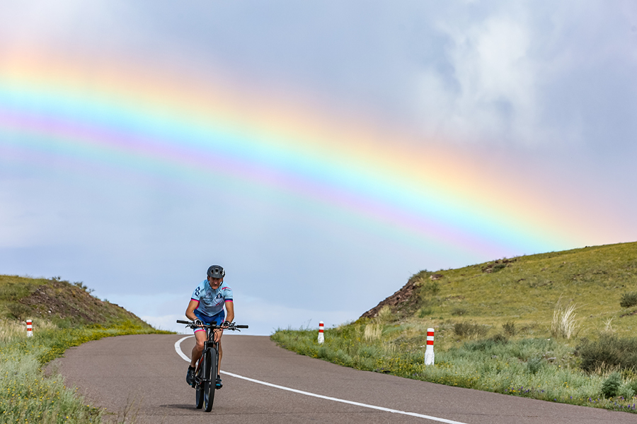 Guido Kunze durch einen Regenbogen in der Mongolei.
